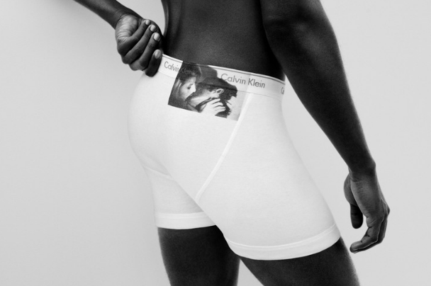 Calvin Klein presenta lencería con la pareja de 'The Kiss'